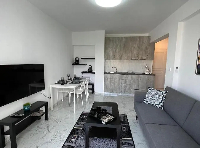 Amalia Residences ニコシア